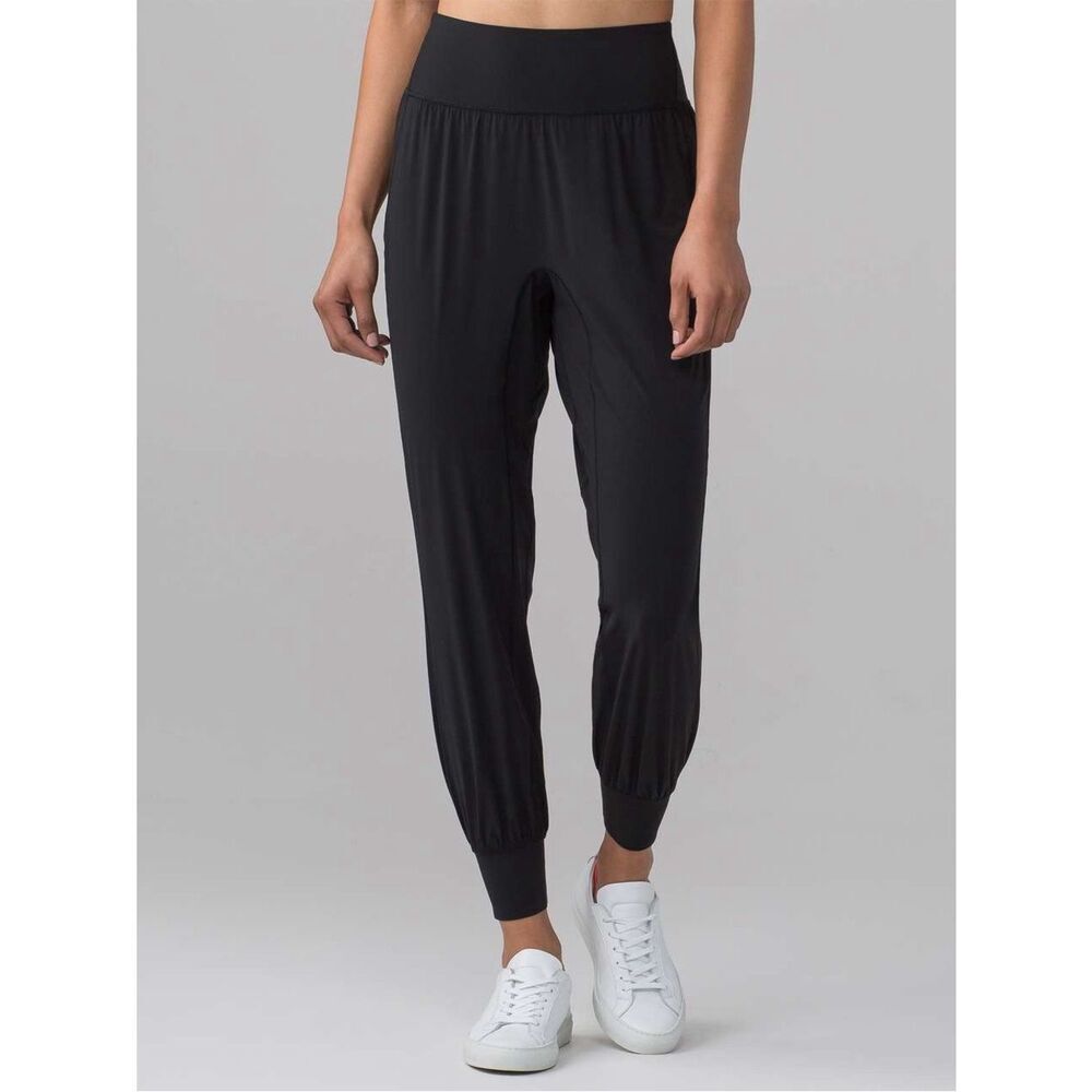Lululemon Women's Sun Setter Jogger Pants in Black Size 4